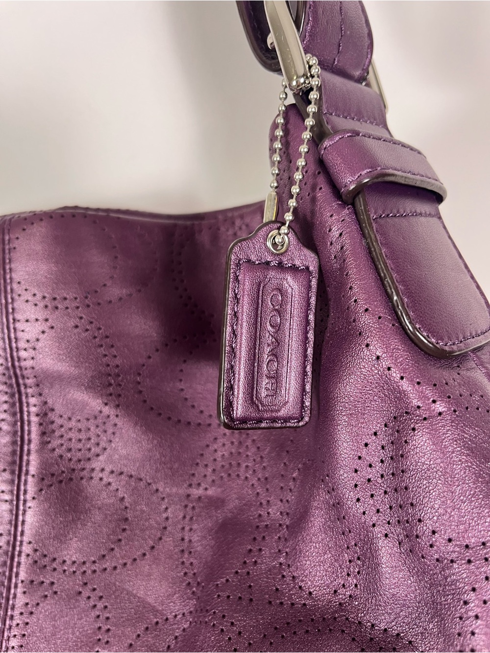 Coach Signature Perforated Plum Leather Shoulder Bag Hobo Logo Keychain - Picture 7 of 15